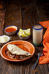 tradicional taco de carnitas de cerdo, comida tipica mexicana