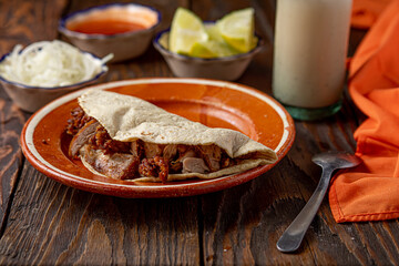 tradicional taco de carnitas de cerdo, comida tipica mexicana