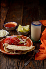 tradicional taco de carnitas de cerdo, comida tipica mexicana