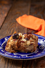 capirotada mexicana, comida tradicional de cuaresma, hecho de birote o bolillo pan