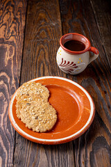 cafe con galletas de avena en plato de barro