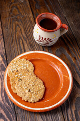 cafe con galletas de avena en plato de barro