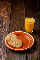 galleta de avena con jugo de naranja 