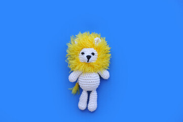 leão fofo de pelúcia