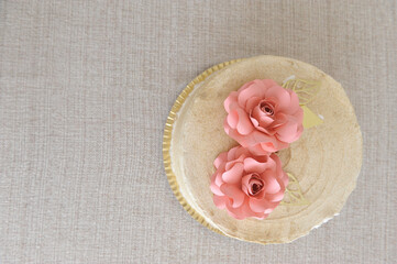 bolo de aniversário branco com dourado e flor rosa, bolo romântico 