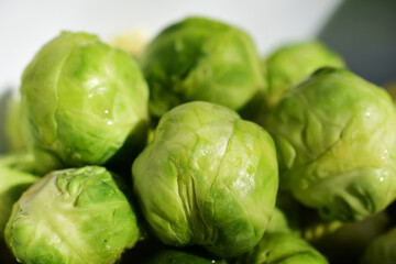 Kohlsprossen frisch geerntet als Hintergrund