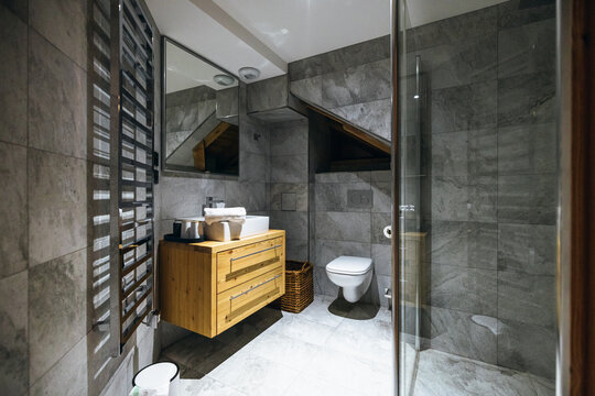 Salle de bain d'un logement en bois &agrave; la montagne, appartement &agrave; l'Alpe d'Huez, France
