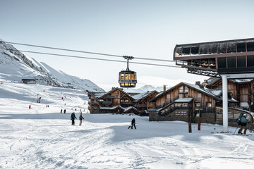 Station de l'Alpe d'Huez avec ses pistes et remontées mécaniques  - obrazy, fototapety, plakaty