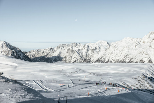 Montagnes de l'Alpe d'Huez et ses pistes par beau temps