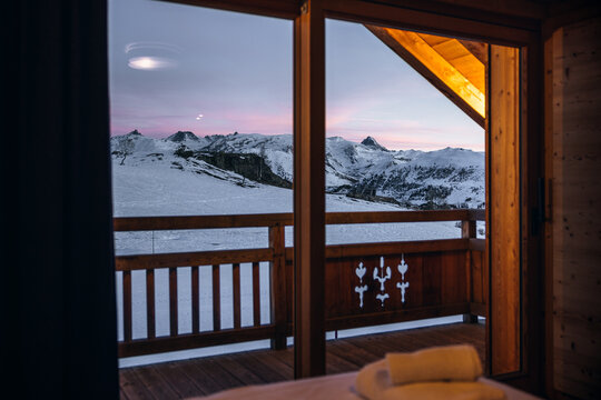 Vue d'un logement en bois &agrave; la montagne, luxueux appartement &agrave; l'Alpe d'Huez, France
