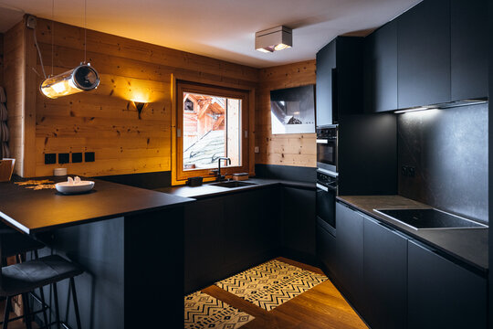 Cuisine d'un logement en bois &agrave; la montagne, luxueux appartement &agrave; l'Alpe d'Huez, France