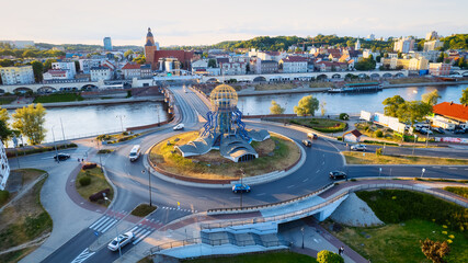 The sunny day in Gorzów Wielkopolski resulted in a beautiful drone photo showcasing the River Warta, the Cathedral, and the city center. - obrazy, fototapety, plakaty