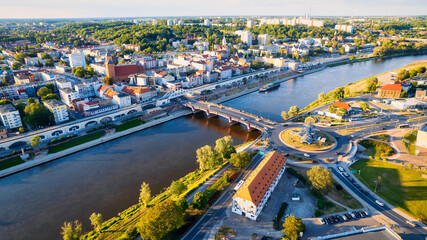 A beautiful drone photo was taken on a sunny day in Gorzów Wielkopolski, capturing the River Warta, the Cathedral, and the city center - obrazy, fototapety, plakaty