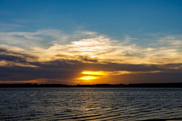 Fototapeta premium A beautiful sunset at Thunderbird lake in Oklahoma.