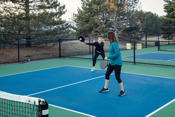 Obraz premium Pickleball Doubles Play Return of Serve