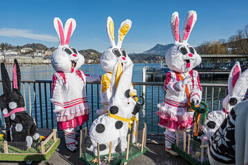 Drei Hasenfiguren an der Fasnacht von Luzern, Schweiz