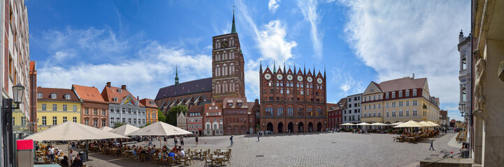 Fototapeta premium Panorama Hansestadt Stralsund - Altstadt mit Markt und Nikolaikirche