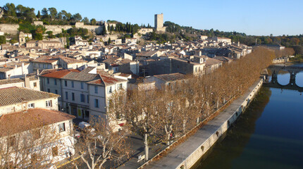 Obraz premium Photo aérienne Sommières illustration, paysage urbain, quais sur les berges, Sommières ville du Gard, Vallée du Vidourle, Languedoc Roussillon , Occitanie France