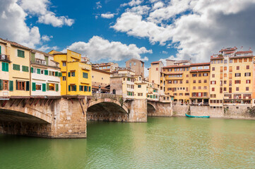 Fototapeta na wymiar Famous Ponte Vecchio on the Arno river in Florence, Italy