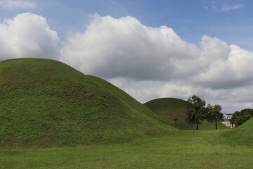 Obraz premium 경주 대릉원 푸른하늘 뭉게구름