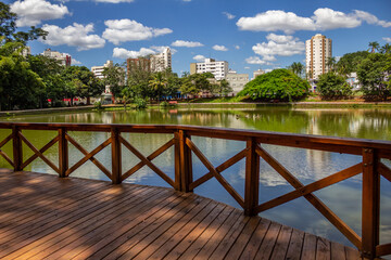 Detalhe do píer sobre o lago no Bosque dos Buritis em um dia bonito e ensolarado.