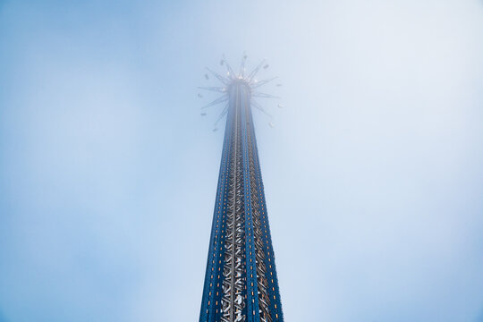 Photo of the Orlando Starflyer at International Drive with a foggy background. 