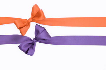 Nœuds de rubans de satin pour paquet cadeau de couleurs orange et violet, isolé sur du fond blanc. Arrière-plan avec nœud en ruban sur fond blanc.	