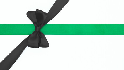 Nœuds de rubans de satin pour paquet cadeau de couleurs noir et vert, isolé sur du fond blanc....