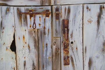 cerradura oxidada de antiguo granero