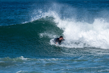 Obraz premium Bodyboarder surfing ocean wave