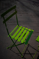 zielone krzesło na ulicy