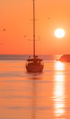 Coucher de soleil dans le port du Grau du Roi, Camargue, France.	