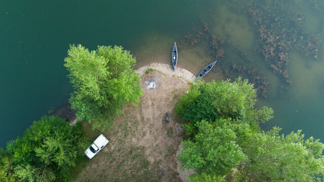Endroit paisible en bordure de lac id&eacute;al pour un bivouac. 