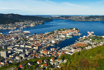 Naklejka na ściany i meble Panoramablick über Bergen vom Hausberg - Norwegen