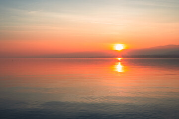 magnifique coucher du soleil hivernal sur le lac Léman