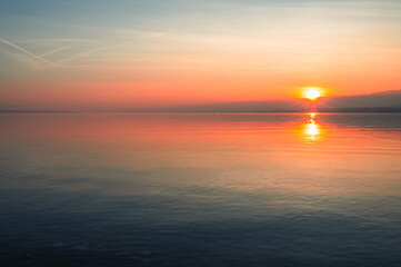 magnifique coucher du soleil hivernal sur le lac Léman