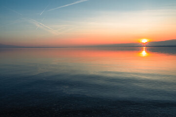 Naklejka na ściany i meble magnifique coucher du soleil hivernal sur le lac Léman