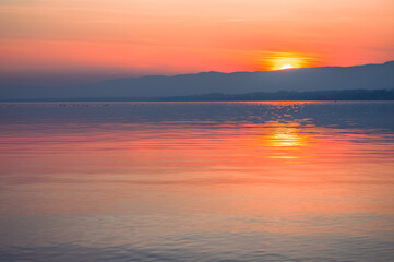 magnifique coucher du soleil hivernal sur le lac Léman