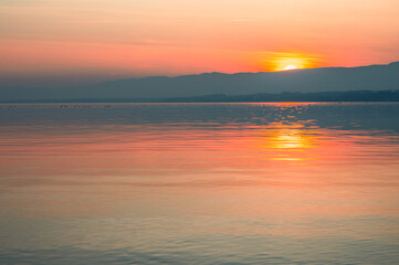 Fototapeta premium magnifique coucher du soleil hivernal sur le lac Léman