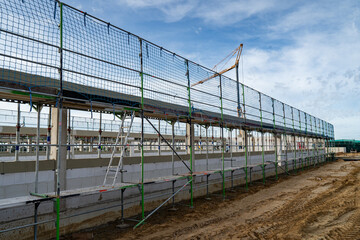 Obraz premium Baubranche - Netze sorgen auf Baustellen für Sicherheit, hier entsteht ein neuer Schweinestall.