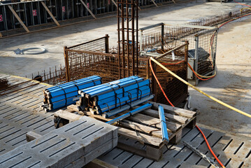 Baubranche - Verbauen von Stahlmatten auf einer Baustelle, f&uuml;r einen neuen Schweinestall.