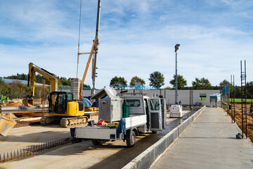 Baubranche - Maschinen, Kr&auml;ne, Container, Autos usw. auf einer Gro&szlig;baustelle.
