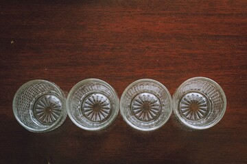 Circular vision of cup. Retro glass cup. Retro glass cup on table. Copo de vidro retrô na mesa. Copo americno pequeno. 