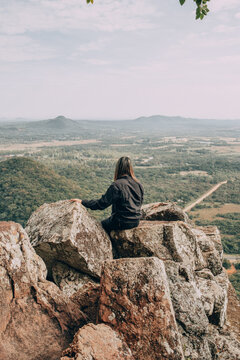Mujer joven mirando panorama de monta&ntilde;as paraguayas
