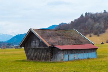 Fototapeta na wymiar Holzhütte auf Weide