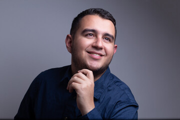 Fototapeta premium hombre profesional con camisa azul sonriente frente a un fondo blanco 