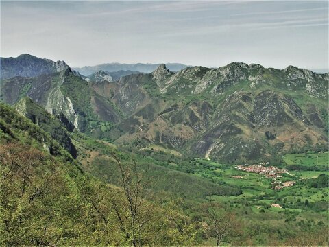 Sierra del Cresp&oacute;n en Soto de Agues (Parque Natural de Redes en Asturias)