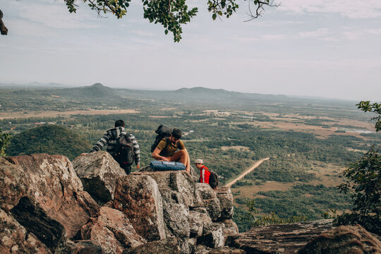 Amigos yendo a la punta de un monte en el territorio paraguayo