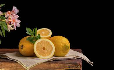 Limón, cítrico jugoso con mucha vitamina c. Se hacen bebidas y acompañan comidas como condimento.
