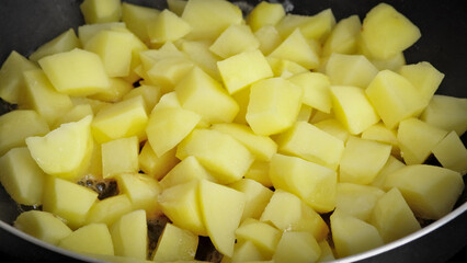 cuisson de pommes de terre sautées dans une poêle